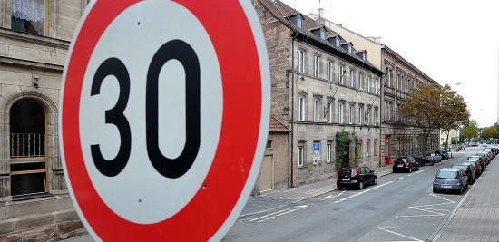 Das Verwaltungsgericht Ansbach besttigte die Tempo-30-Regelung vor dem Drer-Gymnasium (Symbolbild). 